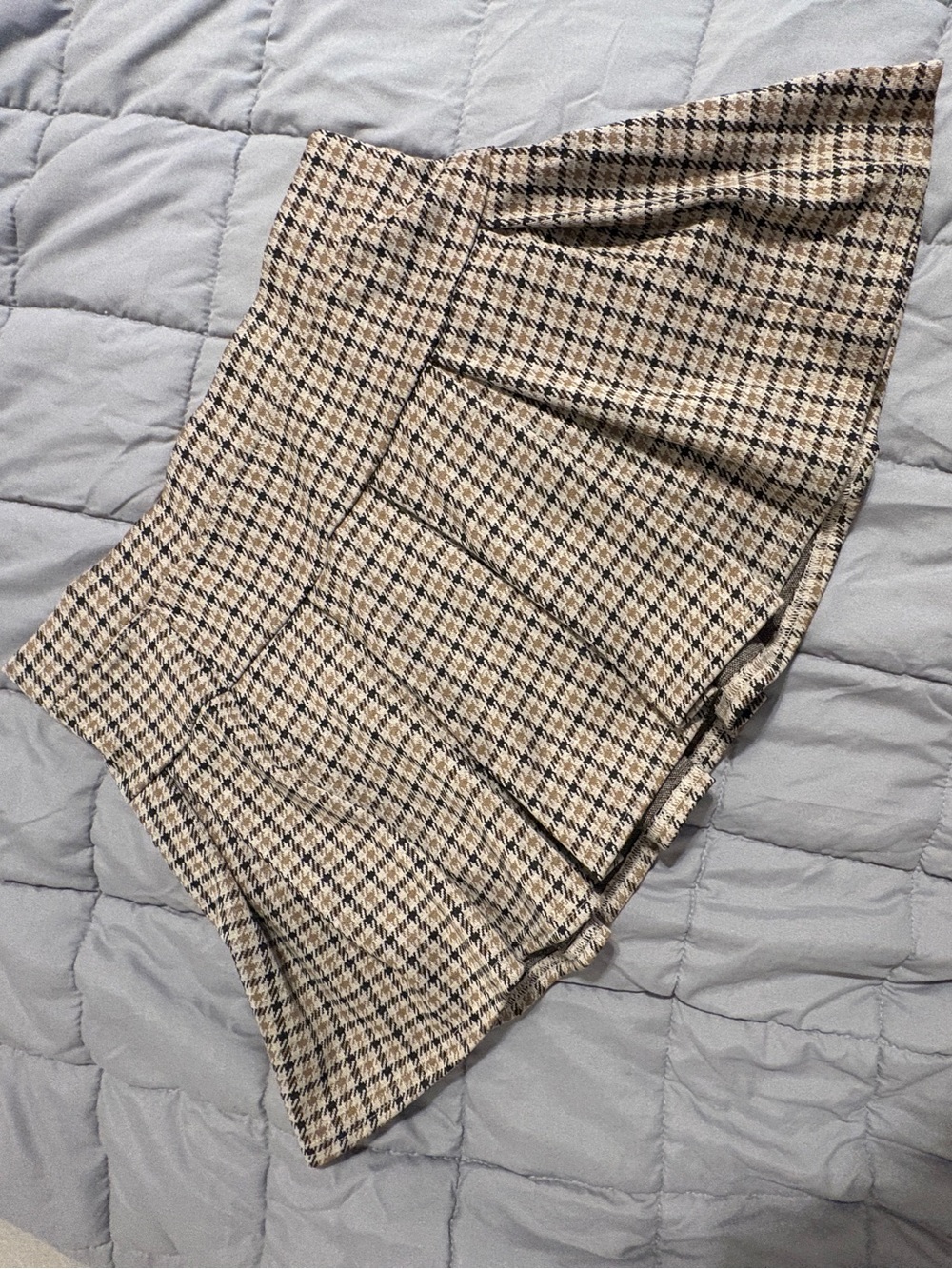 NWT American Eagle Plaid Pleated Mini Skort in Beige and Black size medium